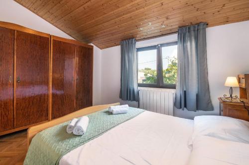 En eller flere senge i et værelse på Villa Margerita with private pool, yard and parking