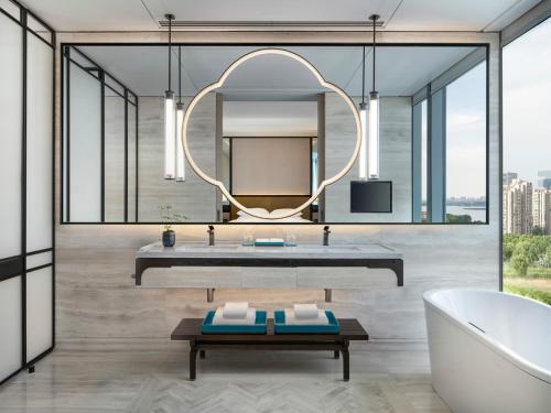 Ένα ή περισσότερα κρεβάτια σε δωμάτιο στο Park Hyatt Suzhou