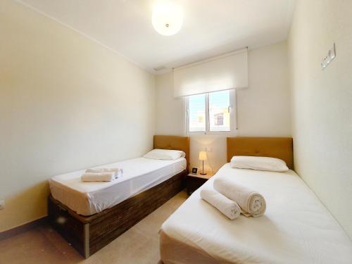 トレビエハにあるVista Azul 29のベッド2台と窓が備わる客室です。