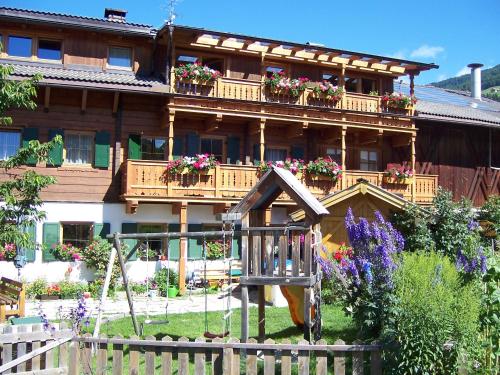 セストにあるObersanterhofの大きな家(バルコニーに花箱付)