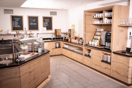 Rossleithen古特恩哈根假日酒店的配有木质橱柜和台面的厨房