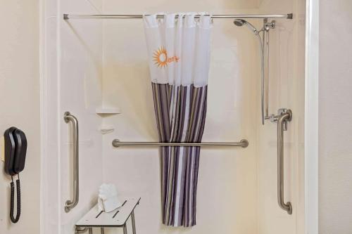 cortina de ducha con una flor en el baño en La Quinta Inn & Suites by Wyndham Las Vegas Nellis, en Las Vegas