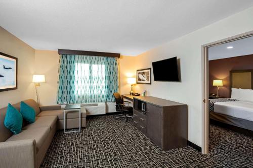 La Quinta Inn & Suites by Wyndham Las Vegas Nellis Image