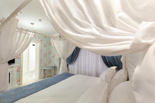 Un pat sau paturi într-o cameră la Excelsior Boutique Hotel Sinaia