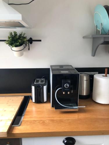 eine Küchentheke mit einem Toaster und einem Drucker darauf in der Unterkunft Aisa 13A Apartment in Pärnu