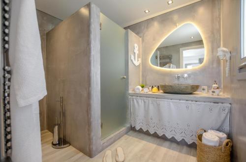 un baño con lavabo y espejo en Irianna of Naxos, en Agia Anna de Naxos
