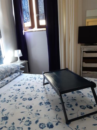 a coffee table sitting on a bed in a room at B&B La Casa di Alice in Foligno