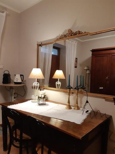 un tavolo con uno specchio e due candele sopra di B&B La Casa di Alice a Foligno
