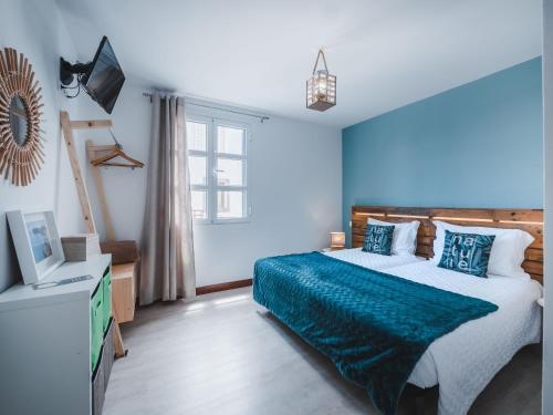 um quarto com uma cama e uma televisão em Nature Madeira Guest House em Porto da Cruz