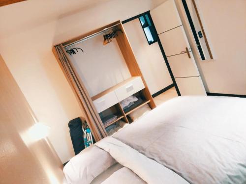 ein Schlafzimmer mit einem großen Spiegel neben einem Bett in der Unterkunft Maison jardin pétanque, MEETT, Airbus, aéroport, golf in Beauzelle