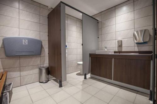 ein Badezimmer mit Waschbecken und Toilette in der Unterkunft Swift Cottage in Broadhempston