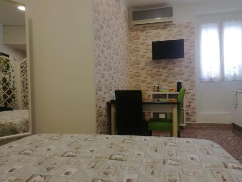 um quarto com uma cama, uma secretária e uma televisão em Apartment Urbino 33 em Roma