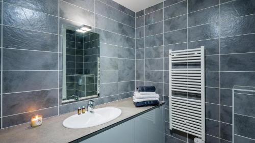 une salle de bain avec un lavabo et un miroir dans l'établissement Les 4 Elements - Apt D104 - BO Immobilier- Châtel - Multipass 2025 offert, à Châtel