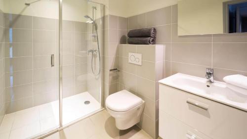 uma casa de banho com um WC, um chuveiro e um lavatório. em Les 360 - Apt 2 - BO Immobilier em Châtel