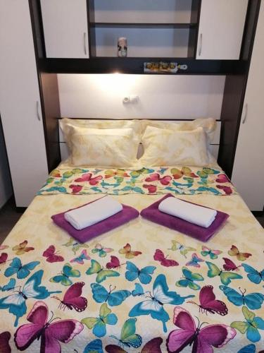 łóżko z dwoma książkami na górze w obiekcie Miroslav w Bašce
