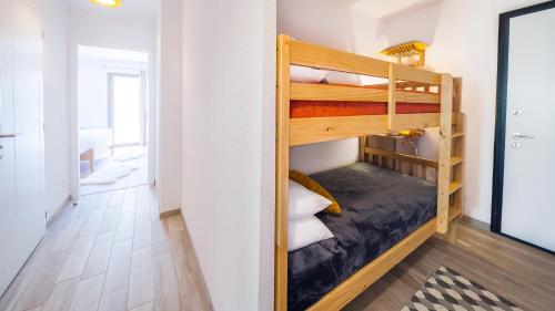 Cette chambre dispose d'un couloir avec des lits superposés. dans l'établissement Les 4 Elements - Apt D104 - BO Immobilier- Châtel - Multipass 2025 offert, à Châtel