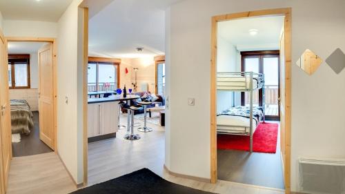 une chambre avec une cuisine et une chambre avec des lits superposés dans l'établissement Le Bellevue - Apt - BO Immobilier - Châtel, à Châtel