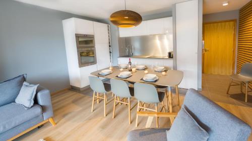 une cuisine et une salle à manger avec une table et des chaises dans l'établissement Les 360 - Apt 2 - BO Immobilier - Châtel- Multipass Vacances été 2025 en option au tarif de 3euros par jour et par personne, à Châtel