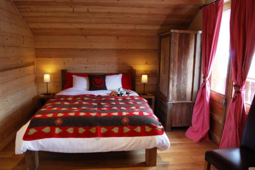 - une chambre avec un grand lit dans une cabine dans l'établissement Barbossine - Chalet - BO Immobilier, à Châtel