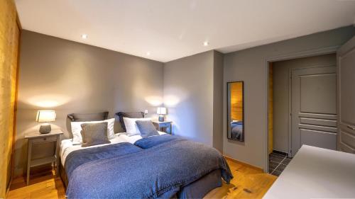 1 Schlafzimmer mit 2 Betten und blauer Bettwäsche in der Unterkunft Les 360 - Apt 8 - BO Immobilier- remises sur les forfaits de skis Châtel ou Portes du soleil in Châtel