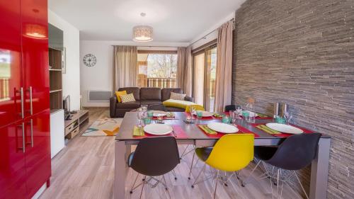 une cuisine et un salon avec une table et des chaises dans l'établissement Les 4 Elements - Apt D104 - BO Immobilier- Châtel - Multipass 2025 offert, à Châtel