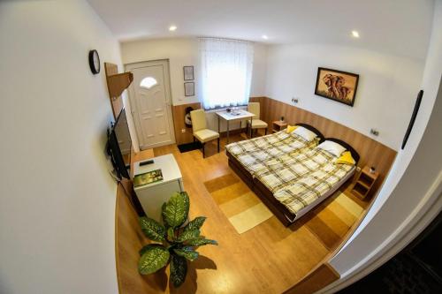 an overhead view of a bedroom with a bed at Fenyves Csárda Vendégház in Nyíradony