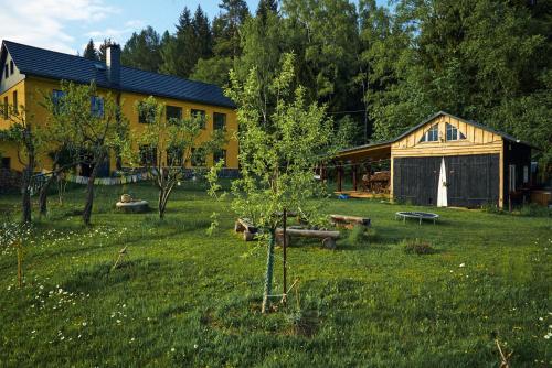 duży żółty budynek w środku pola w obiekcie Blickinsfreie - Cabin w mieście Schöneck/Vogtl.