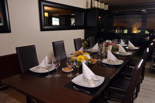 a long table with glasses and flowers on it at Complex Cochet in Buşteni