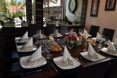 a long table with white boats on plates on it at Complex Cochet in Buşteni