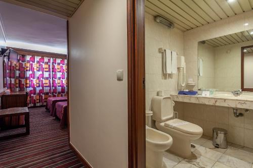 リスボンにあるホテル ナシオナルのバスルーム(トイレ、洗面台、鏡付)