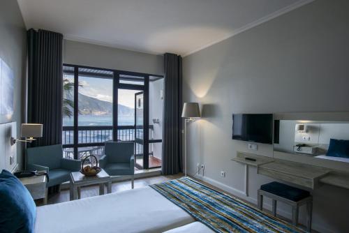 a hotel room with a view of the ocean at Estalagem do Mar in São Vicente