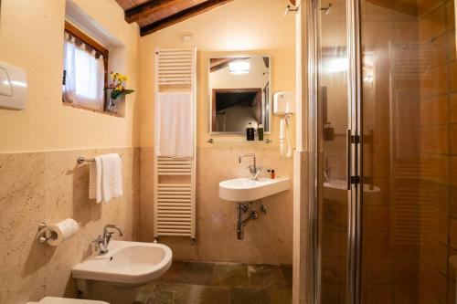ein Bad mit einem Waschbecken, einem WC und einer Dusche in der Unterkunft Il Defizio in Gambassi Terme