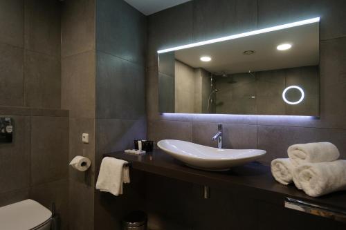 y baño con lavabo y espejo. en Friday Hotel en Praga