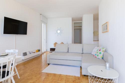 カオルレにあるAPARTMENTS GASSER - Apartment 1のソファとテーブルのある白いリビングルーム