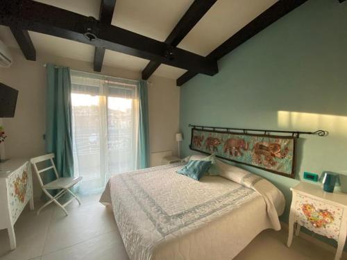 a bedroom with a large bed and a window at B&B I Fiori del Mare in Agropoli