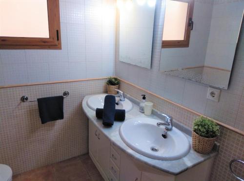 a bathroom with a sink and a mirror at Albir-Beach Apartments in Albir