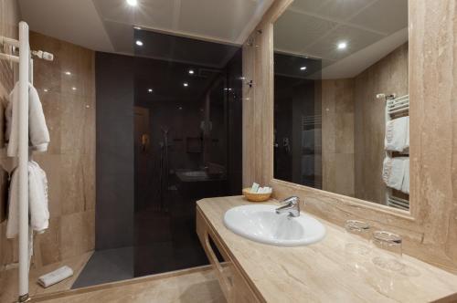 a bathroom with a sink and a mirror and a shower at Hotel Europa in Madrid