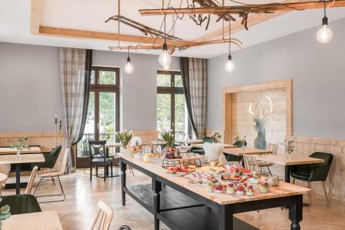 duży stół z jedzeniem w pokoju w obiekcie Villa Vita Krupówki w Zakopanem