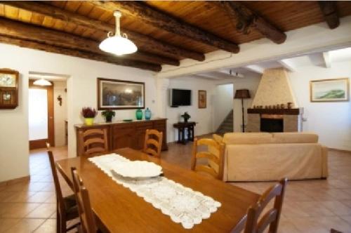 een woonkamer met een tafel en een bank bij B&B Da Castello in Bagnoli di Sopra