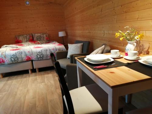 a room with a dining table and a bed at Verblijfpark Ardinam in Olloy-sur-Viroin