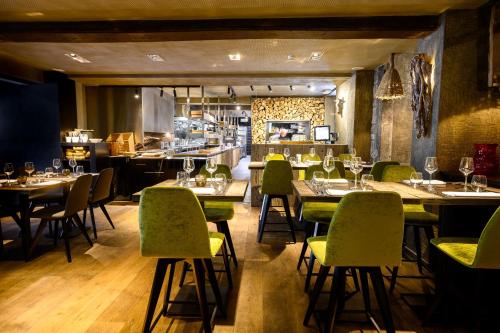 Un restaurante u otro lugar para comer en Hotel Victoria - Maison Caerdinael