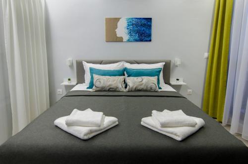 a bedroom with a bed with towels on it at Studio Take A Break in St. St. Constantine and Helena