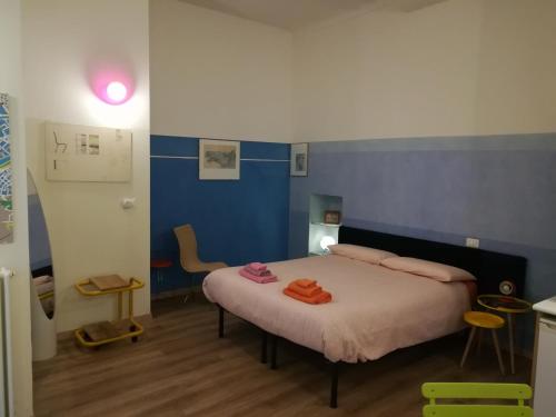 1 dormitorio con 1 cama con toallas de color naranja en Ca'cita Guest House Torino, en Turín