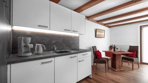 A kitchen or kitchenette at Haus Regina