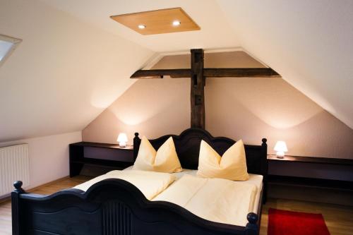 Tempat tidur dalam kamar di Landhotel Eulkretscham