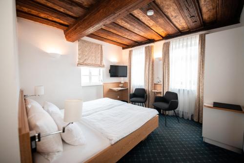 Un pat sau paturi într-o cameră la Hotel Tuchhaus