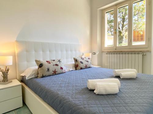 - une chambre avec un grand lit et 2 oreillers dans l'établissement Peace Nest Forte dei Marmi, à Forte dei Marmi