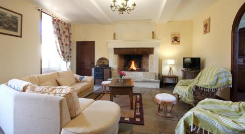 ein Wohnzimmer mit einem Sofa und einem Kamin in der Unterkunft Gîte O'Haras in Tierceville
