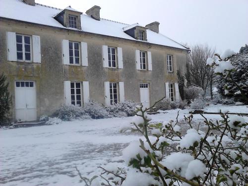 ein altes Haus mit Schnee auf dem Boden davor in der Unterkunft Gîte O'Haras in Tierceville