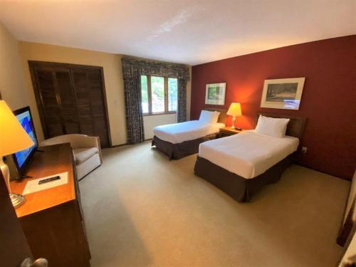 En eller flere senge i et værelse på Fairway Forest